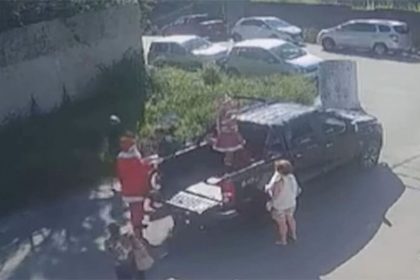 Câmera de segurança registrou assalto a homem vestido de Papai Noel (Imagem: WhatsApp/Reprodução)