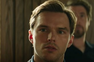 Ator Nicholas Hoult em cena de Jurado Nº 2: dilema jurídico (Imagem: Trailer/MAC/YouTube)