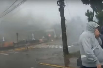 Avião explodiu ao cair em área turística no centro de Gramado (Imagem: YouTube)