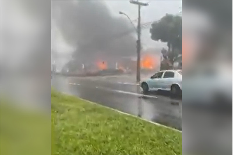 Avião explodiu ao bater em chaminé e atingiu pousada e loja de móveis em Gramado (Imagem: Globonews/Reprodução)