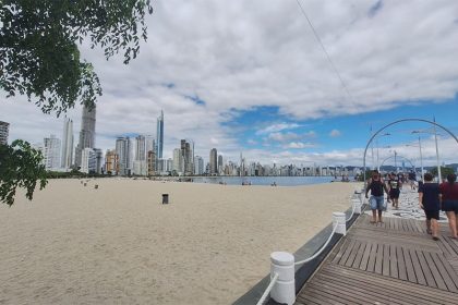 Praia em Balneário Camboriú (SC): PEC possibilita privatização desses espaços públicos (Foto: Teófilo Benarrós de Mesquita/Divulgação)