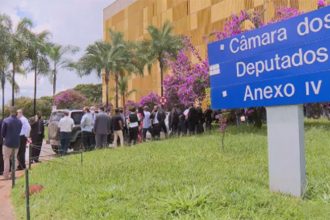 Homem tentou entrar na Câmara dos Deputados pelo anexo 4 (Imagem: TV Globo/Reprodução)