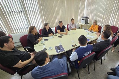 Médicos se reuniram com o MPAM e representa de empresa de gestão hospitalar nesta segunda-feira (Foto: MPAM/Divulgação)