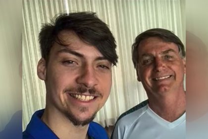 Jair Renan com o pai, Jair Bolsonaro: TRE-SC analisa pedido de cassação do vereador (Foto: X/Reprodução)