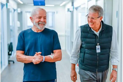 Lula caminha no hospital