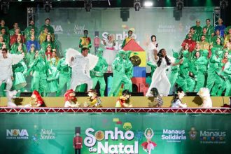 Espetáculo ‘Um Sonho de Natal’ foi apresentado de forma reduzida na Ponta Negra (Foto: Antônio Pereira/Semcom)
