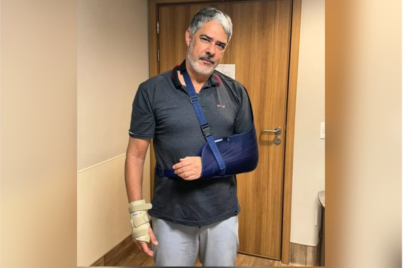 William Bonner mostrou braço esquerdo imobilizado (Imagem: Instagram/Reprodução)