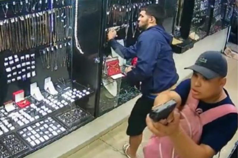 Momento em que a dupla assalta a  joalheria (Imagem: Divulgação/redes sociais)
