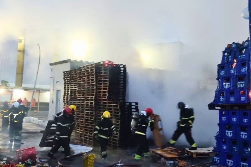 Bombeiros contiveram as chamas, mas bebidas ficaram espalhadas no chão (Foto: CBMA/Divulgação)