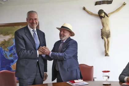 André Corrêa do Lago é cumprimentado pelo presidente Lula: comando da COP 30 (Foto: José Cruz/ABr)