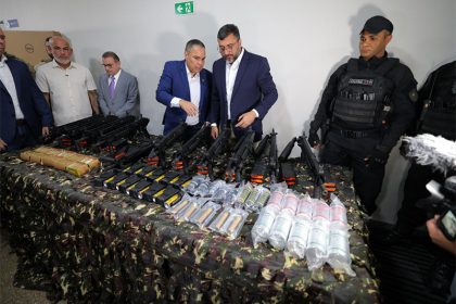 Governador Wilson Lima confere fuzis para as policiais Civil e Militar (Foto: e Diego Peres/Secom)