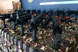 Fuzis aumentam poder de fogo das policiais do Amazonas (Foto: Arthur Castro/Secom)