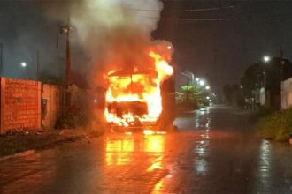 Ônibus incendiado em Porto Velho: ataques criminosos (Foto: PM-RO/Divulgação)