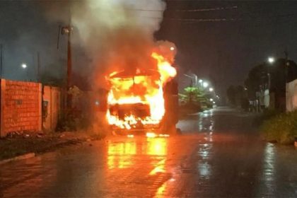 Ônibus incendiado em Porto Velho: ataques criminosos (Foto: PM-RO/Divulgação)
