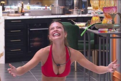 Atriz Vitória Strada aliviada após conseguir fazer cocô no BBB 25 (Imagem: Gshow/YouTube)