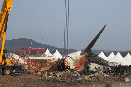 Destroços do avião da Jeju Air : queda foi causada por colisão de pássaros com o motor (Imagem: YouTube/Reprodução)