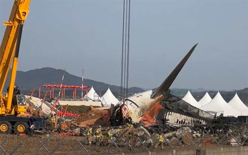 Destroços do avião da Jeju Air : queda foi causada por colisão de pássaros com o motor (Imagem: YouTube/Reprodução)