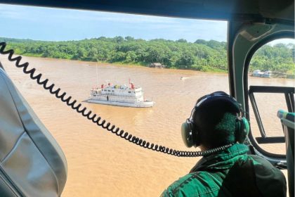 Helicóptero da Marinha auxilia nas buscas a corpos desaparecidos no Rio Madeira (Foto: Marinha/Divulgação)