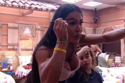 Gracyanne Barbosa maquiando a sobrancelha: correção após acidente de carro (Imagem: Globoplay/Reprodução)