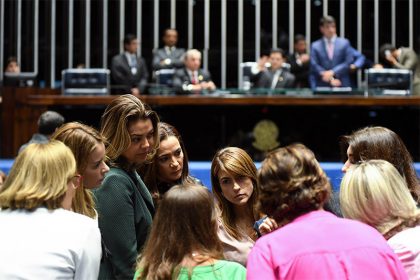 Bancada feminina no Senado: mobilização para aprovar cota de 20% para mulheres nos Legislativos (Foto: Jefferson Rudy/Agência Senado)