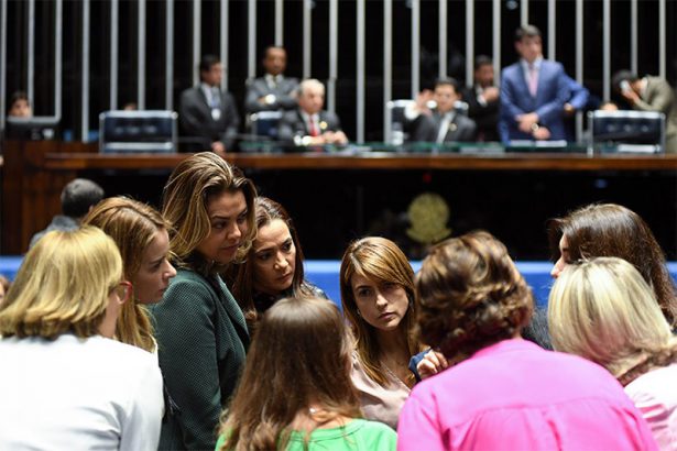 Bancada feminina no Senado: mobilização para aprovar cota de 20% para mulheres nos Legislativos (Foto: Jefferson Rudy/Agência Senado)