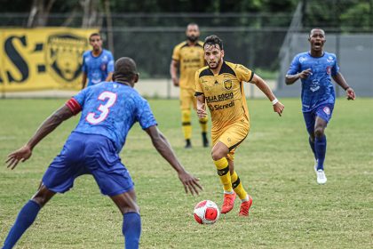 Amazonas FC (de amarelo) passou pelo Parintins e ampliou vantagem no Barezão (Foto: João Normando/AMFC)