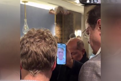 Bolsonaristas oram em hotel nos EUA: Bolsonaro aparece na tele ade celular (Imagem: Instagram/Reprodução)