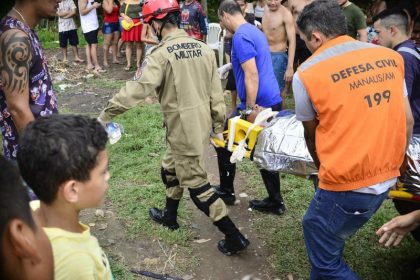 Bombeiros e agentes da Defesa Civil resgataram adolescente (Foto: CBMAM/Defesa Civil)