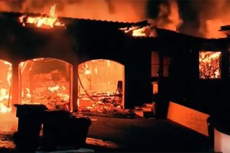 Fogo destruiu mansões em Los Angeles e está sem controle (Imagem: Band TV/YouTube)