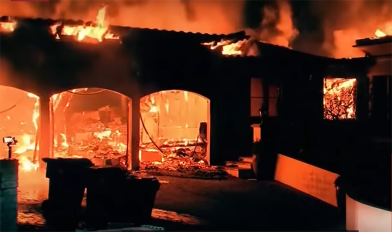 Fogo destruiu mansões em Los Angeles e está sem controle (Imagem: Band TV/YouTube)