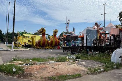 Restos de carros alegóricos abandonados na Avenida do Samba: MP apura omissão (Foto: MPAM/Divulgação)