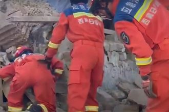 Bombeiros buscam sobreviventes de terremoto em meio a escombros no Tibete (Imagem: SBT News/YouTube)