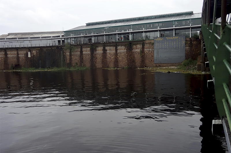 No Porto de Manaus, nvel do Rio Negro permanece baixo, apesar das chuvas intensas em Manaus (Foto: Milton Almeida/AM ATUL)