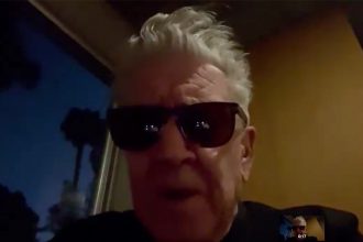 David Lynch em última aparição no Facebook. Ele anunciou que havia se aposentado (Imagem: Facebook/Reprodução)