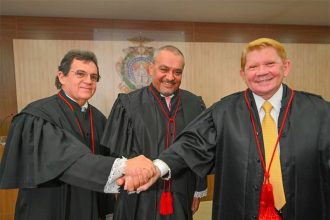 Airton Luís Gentil, Jomar Fernandes e José Hamilton Saraiva tomam posse na presidência do TJAM (Foto: Chico Batata/TJAM)