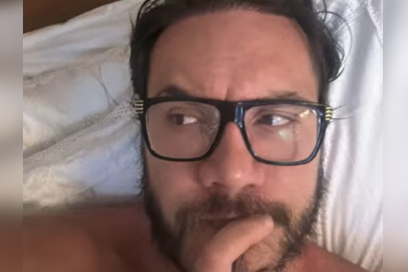 Eliezer publicou vídeo em que mostra cocô de ratos (Imagem: YouTube/Reprodução)