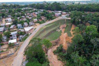 Talude para evitar encharcamento do solo e proteger contra erosões em áreas de risco em Manaus (Foto: Seminf/Divulgação)