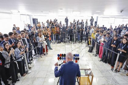 Presidente Lula em entrevista a jornalistas: Brasil adotará reciprocidade com os EUA em caso de taxação (Foto: Ricardo Stuckert/PR)