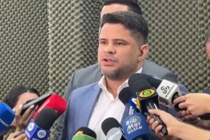 Delegado Guilherme Torres em entrevista coletiva (Imagem: Reprodução/Facebook)