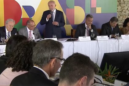Presidente Lula em reunião com ministros: cobrança e prevenção contra campanha eleitoral (Imagem: TV Brasil/YouTube)