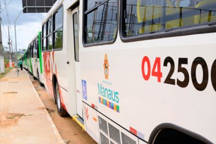 ônibus enfileirados