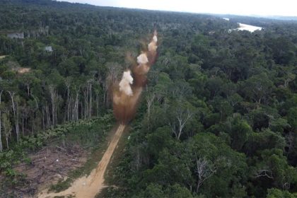 Destruição de pista clandestina na Operação Catrimani II: combate ao garimpo ilegal (Foto: CMA/Divulgação)