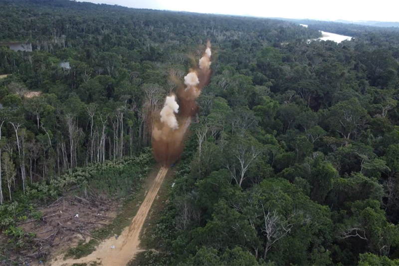 Destruio de pista clandestina na Operao Catrimani II: combate ao garimpo ilegal (Foto: CMA/Divulgao)