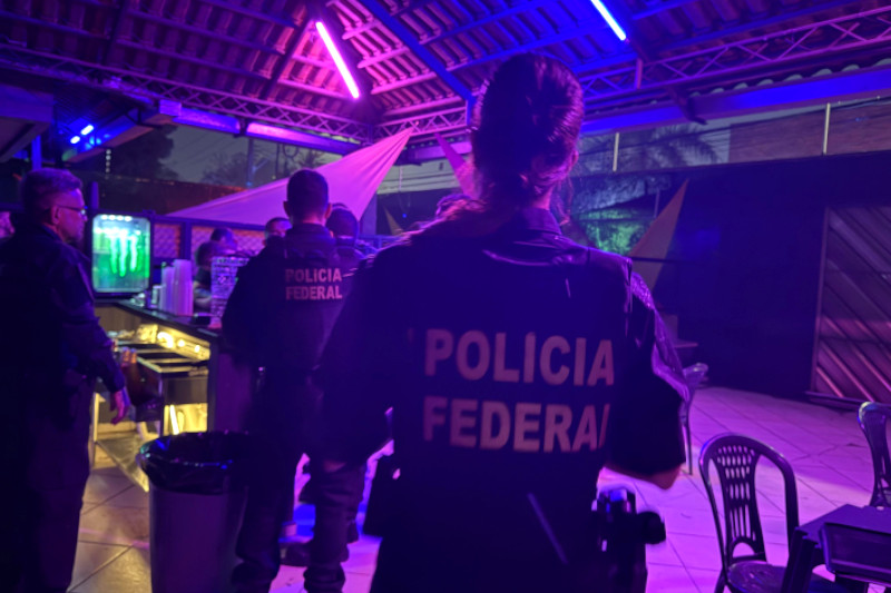 Agentes federais inspecionam casa noturna: ação contra segurança ilegal (Foto: PF/Divulgação)