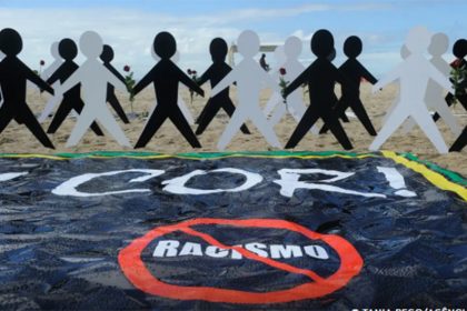 Manifestação contra o racismo em praia do Rio: DPU orienta sobre retirada de homenagens a escravocratas (Foto: Tânia Rêgo/ABr)