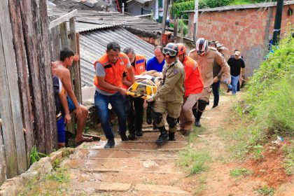 Resgate de vítima no soterramento de casa em Manaus: pai e filha ainda estão desaparecidos (Foto: Carlos Oliveira/Semcom)