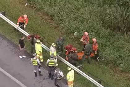 Resgate de vítimas de helicóptero ocorreu na manhã desta sexta-feira (Imagem: TV Globo/Reprodução)