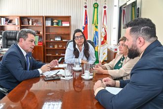 Tadeu de Souza (à esquerda) com Leda Mara: busca por parceria com o MPAM (Foto: Ricardo Machado/Secretaria-geral da Vice-governadoria)