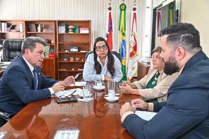Tadeu de Souza (à esquerda) com Leda Mara: busca por parceria com o MPAM (Foto: Ricardo Machado/Secretaria-geral da Vice-governadoria)