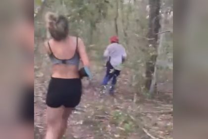 Mulher aparece em vídeo com espingarda caçando onça-parda (Imagem: Instagram/Reprodução)
